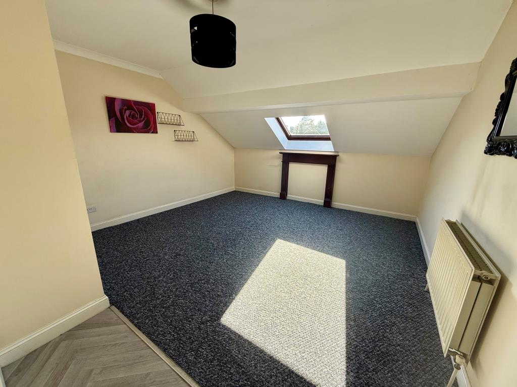 Lot: 117 - VACANT TOP FLOOR FLAT - Bedroom
